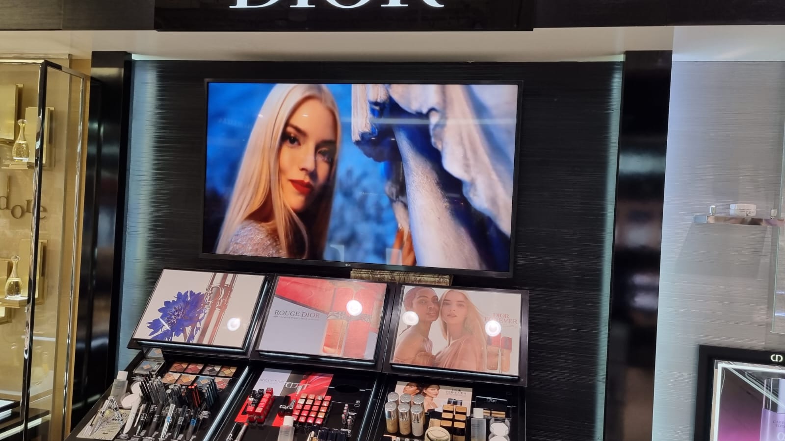 Terminal de control de accesos en pasillo industrial